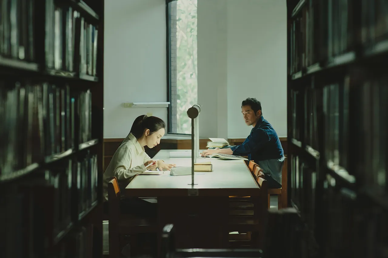 张孝全(右)与林依晨在大学图书馆的「Deep Quiet Room」相识展开故事。风起娱乐提供