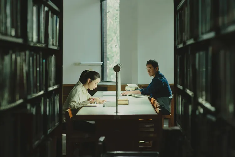 張孝全（右）與林依晨在大學圖書館的「Deep Quiet Room」相識展開故事。風起娛樂提供