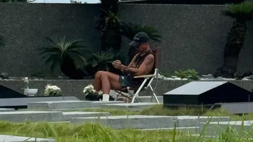 具俊曄金寶山自備椅子陪大S被目擊!身影滿滿哀傷 網友曝他下大雨也去