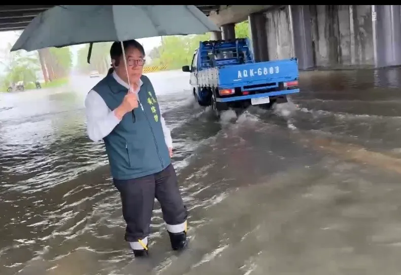 台南后壁多处积淹水,黄伟哲市长赴现场了解灾情。翻摄画面