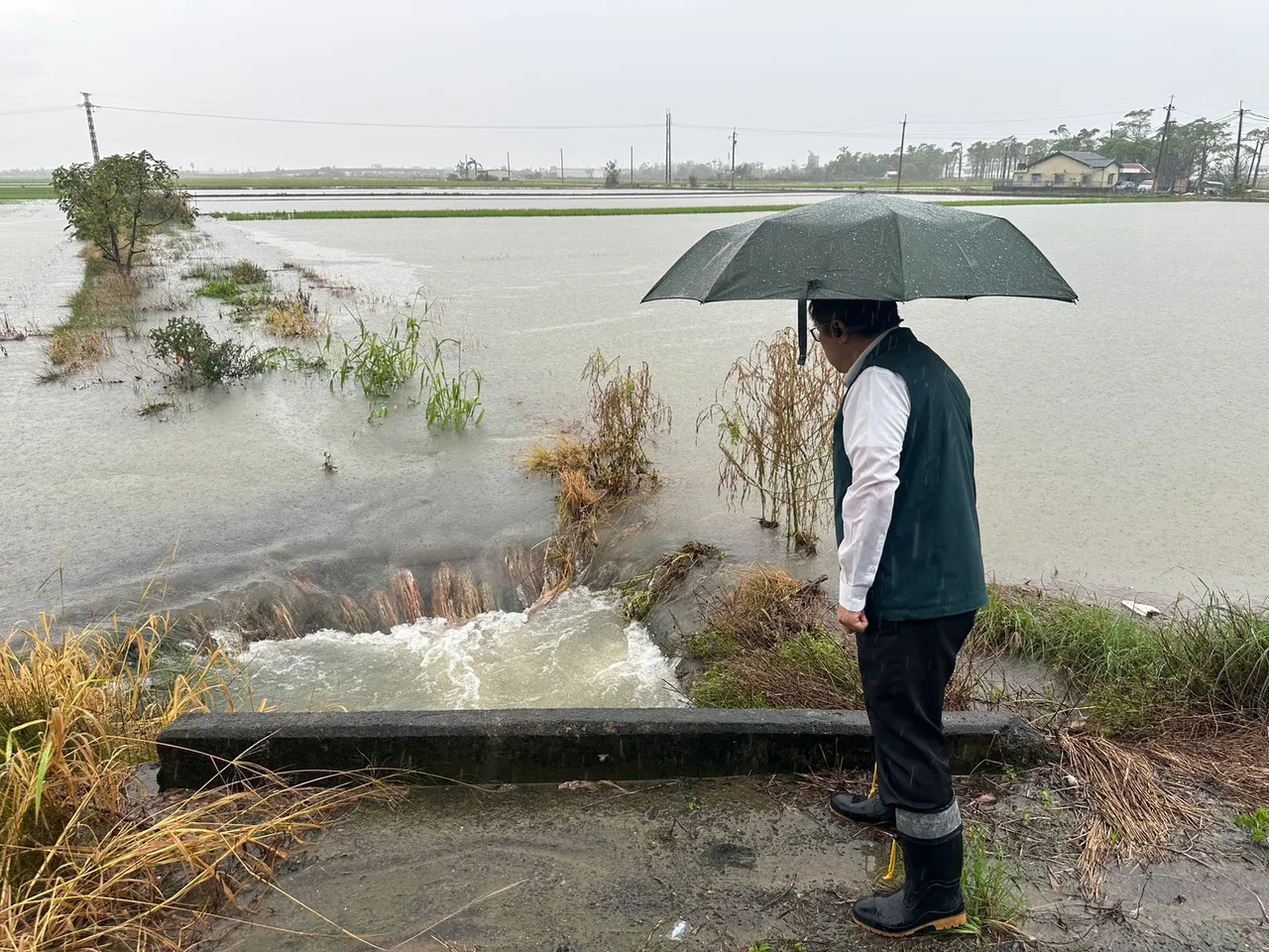 台南后壁多处积淹水,黄伟哲市长赴现场了解灾情。翻摄画面