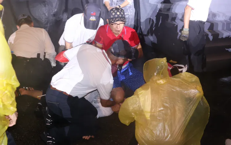 鬧場男子遭壓制。莊宗達攝