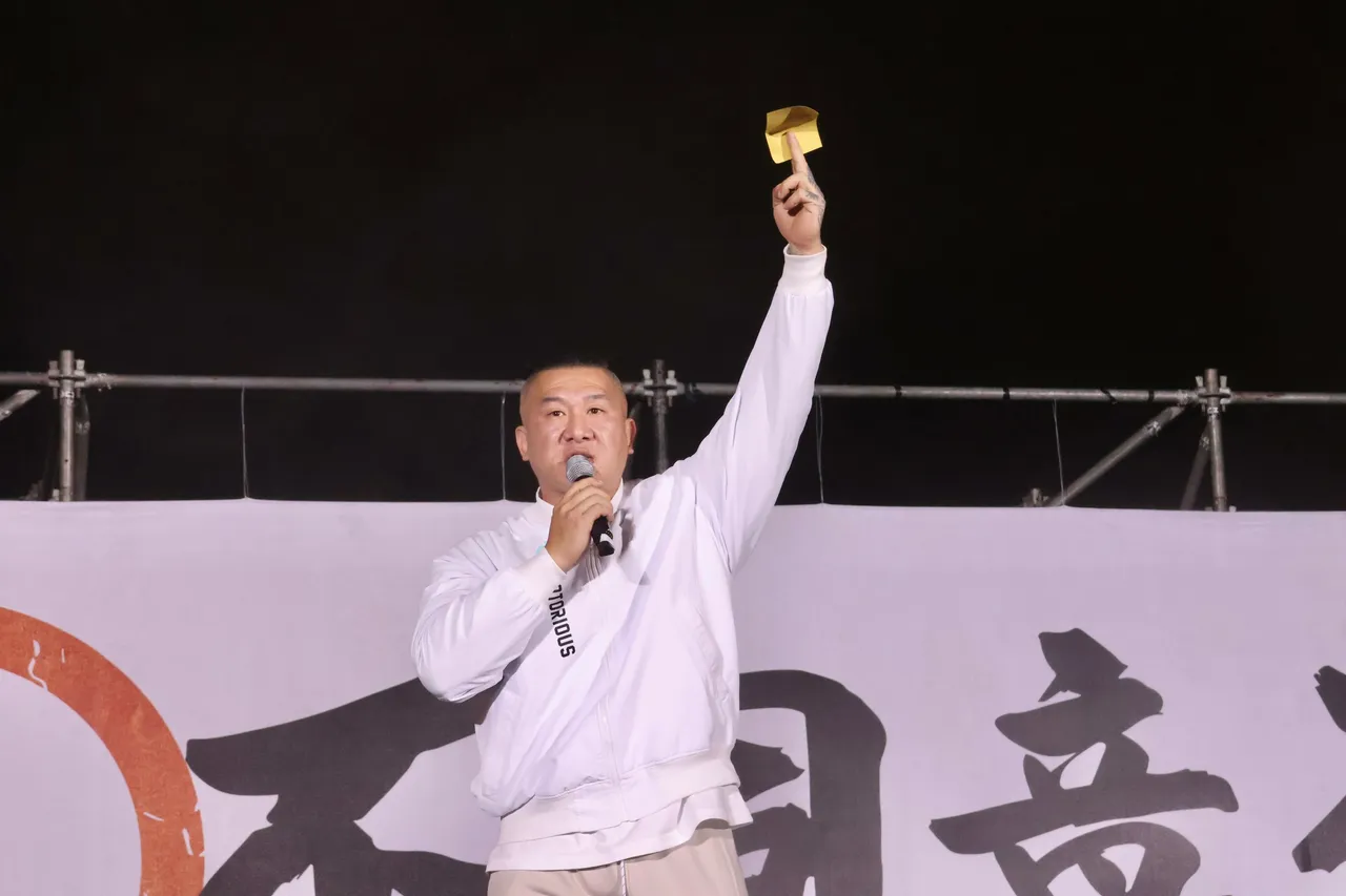 馆长陈之汉拿著民众撒的冥纸。庄宗达摄