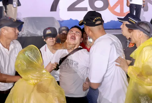 馆长宣讲被撒冥纸!闹场民众遭压制画面曝光