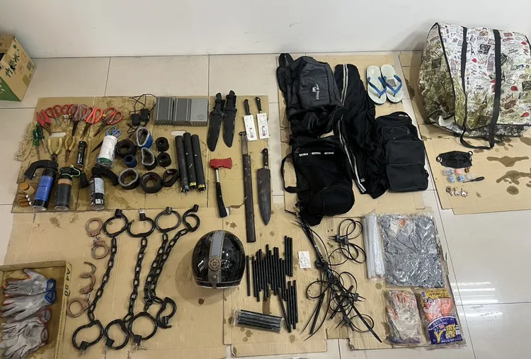 警方查扣證物。翻攝畫面