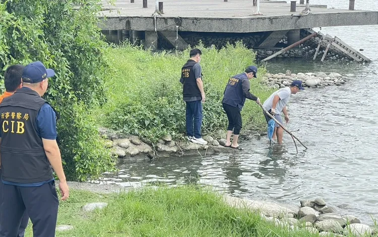 警方打撈證物。翻攝畫面