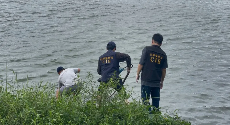 警方打捞证物。翻摄画面