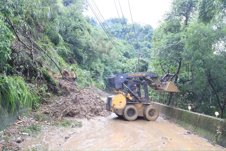 太平區竹村路坍方路斷，市府調派機具搶修。民眾提供