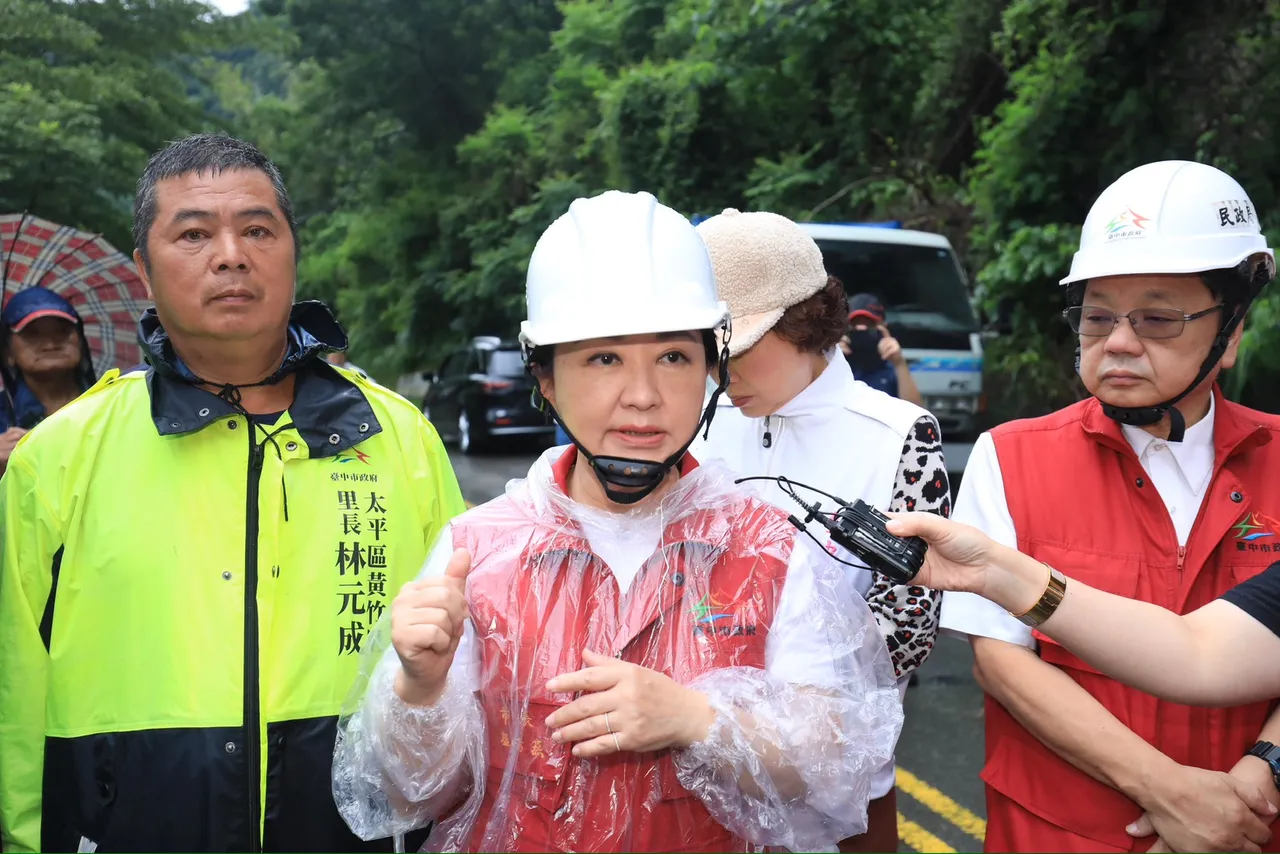 台中市长卢秀燕上午到太平区竹村路勘灾,提醒民众加强戒备。民众提供
