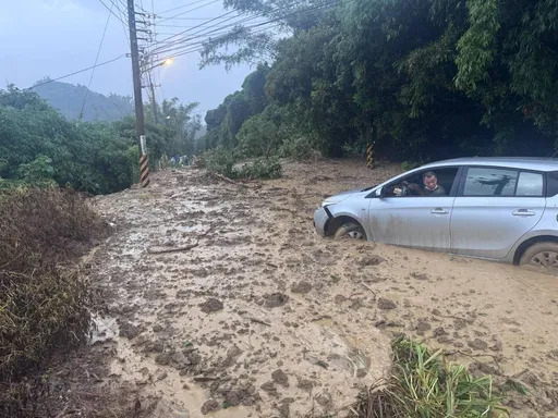 台中多處淹水道路坍方 警報太慢?盧秀燕:劇烈氣候不能怪氣象署