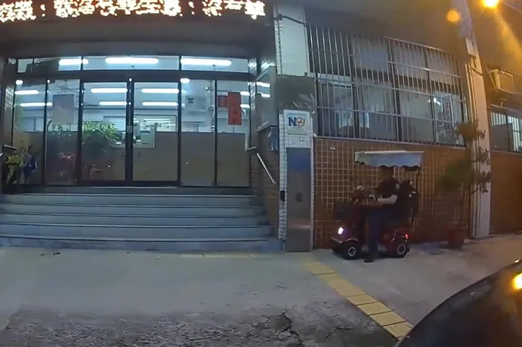 警方協助將電動代步車騎回派出所。翻攝畫面