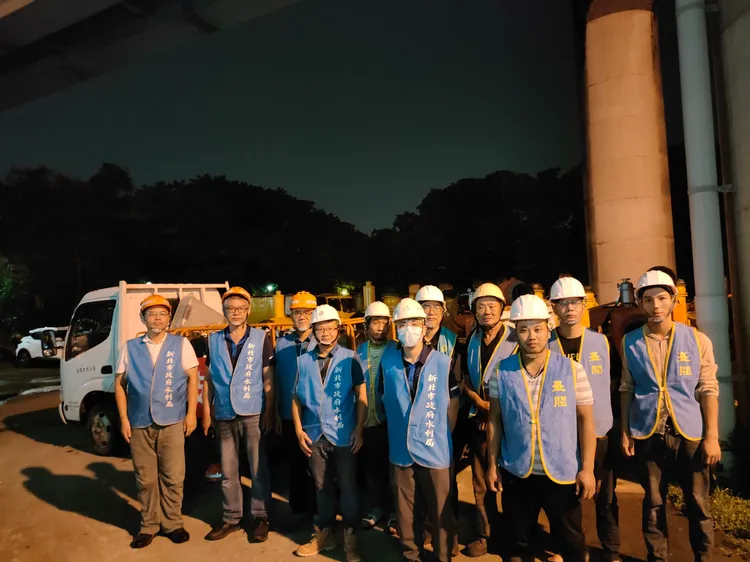 除了出動機具外，新北大批人力前往中南部搶災。市府提供