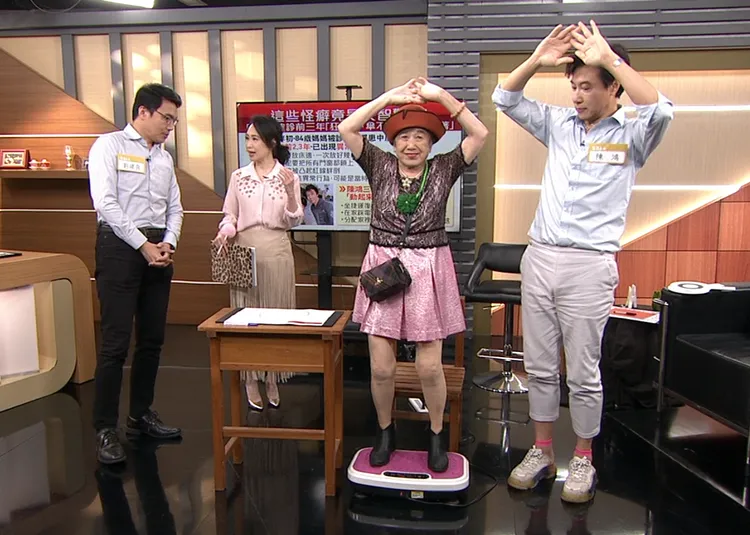 陳鴻（右起）偕母示範做運動。年代提供