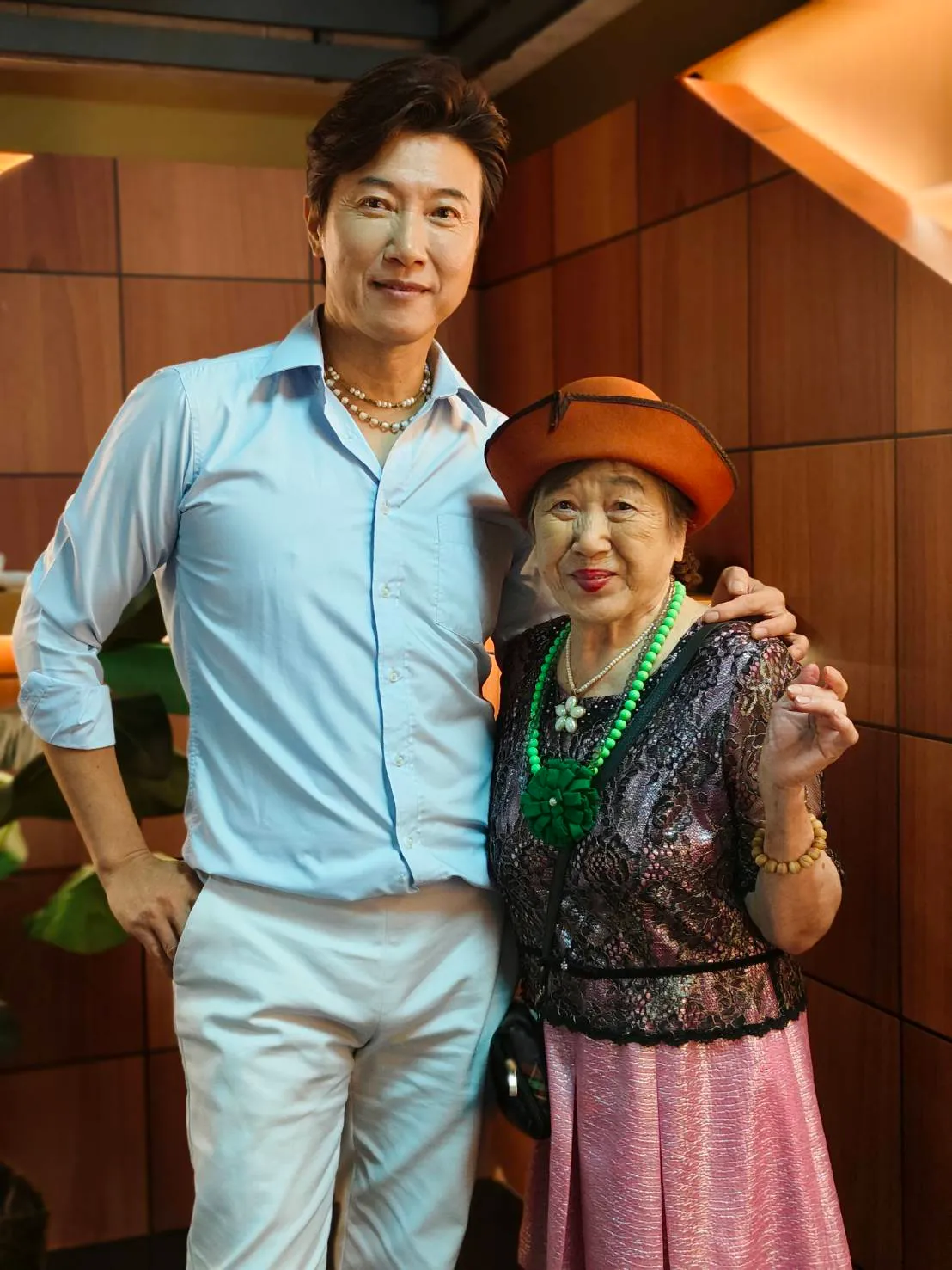 陳鴻(左)用愛陪伴中度失智症母親。年代提供