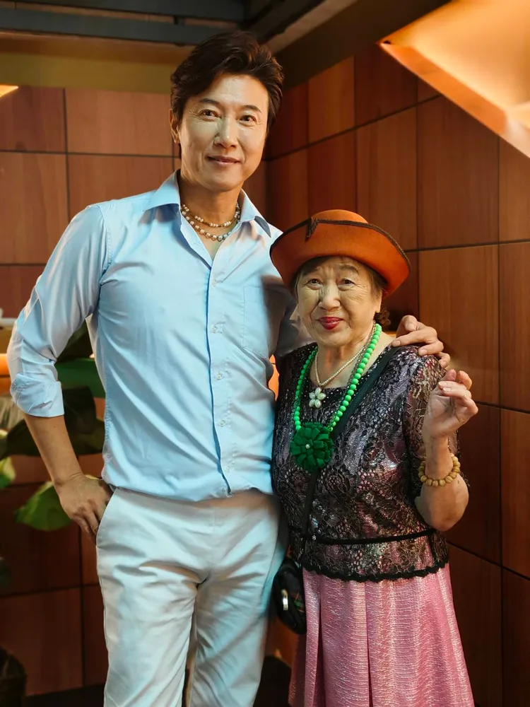 陳鴻（左）用愛陪伴中度失智症母親。年代提供