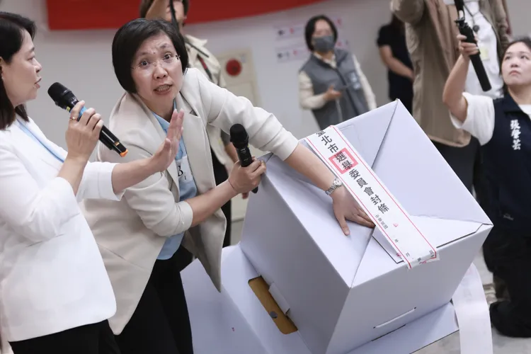 國民黨立委許宇甄、徐欣瑩檢視紙票匭。彭欣偉攝