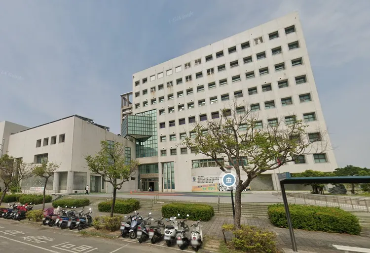 C女聲請勞資調解，王男公司代表前來，要她「提個數字」和解，並撤銷所有告訴，再一併來談離職通知單修改事宜。取自google map