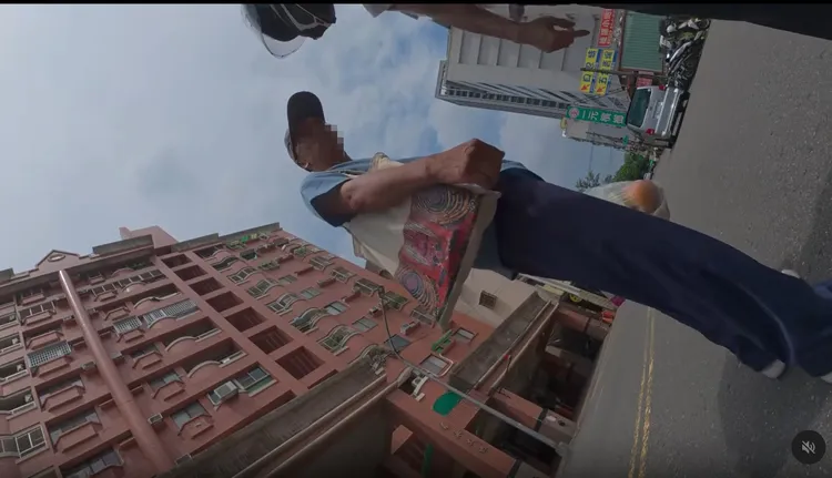 行人穿越馬路，卻要與騎士理論。翻攝畫面