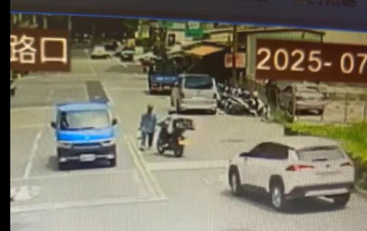 行人穿越馬路，卻要與騎士理論。翻攝畫面