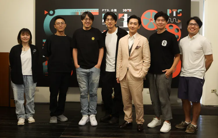 導演林冠慧（左起）、林君陽、曾英庭、演員傅孟柏、施名帥陳和榆、陳鈺杰出席「公視學生劇展20週年影展」活動。公視提供