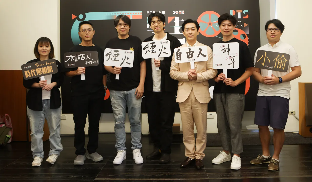 导演林冠慧(左起)、林君阳、曾英庭、演员傅孟柏、施名帅陈和榆、陈钰杰出席「公视学生剧展20周年影展」活动。公视提供