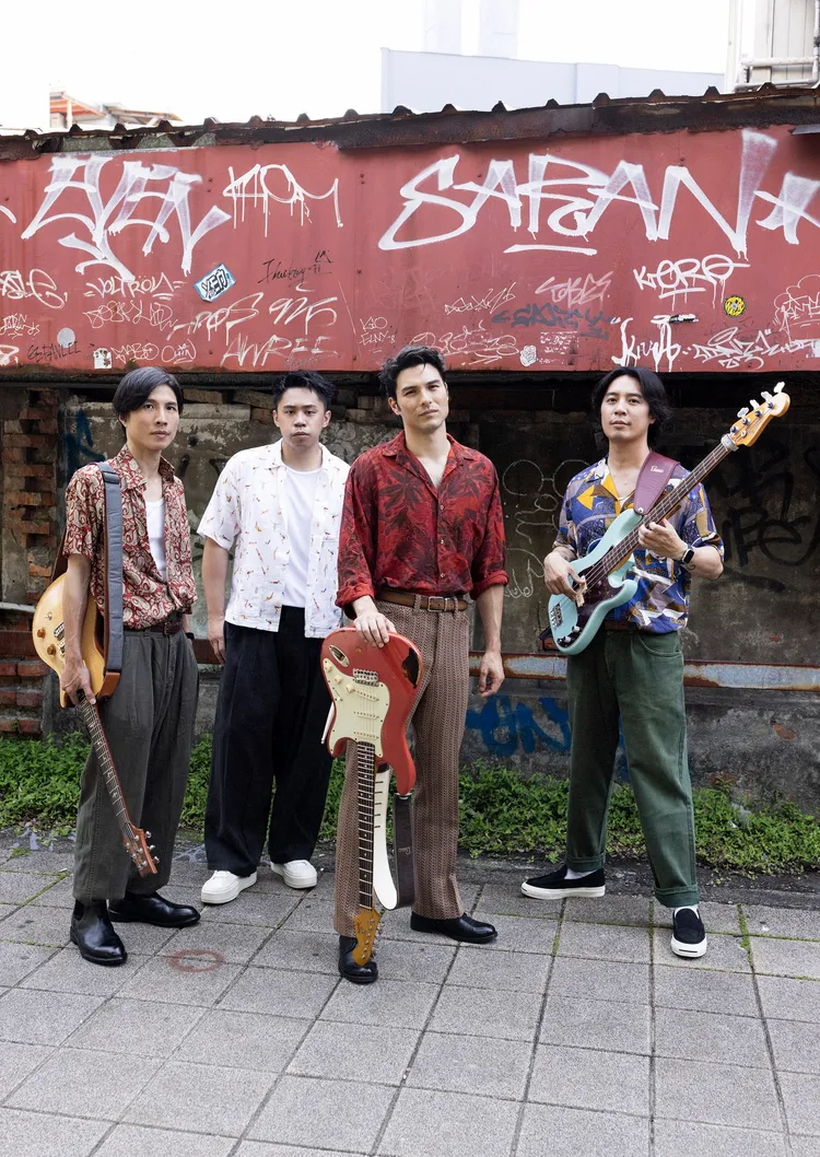 鳳小岳&壓克力柿子成團後推出單曲《只想對你唱首鄧麗君》。硬柿子有限公司提供