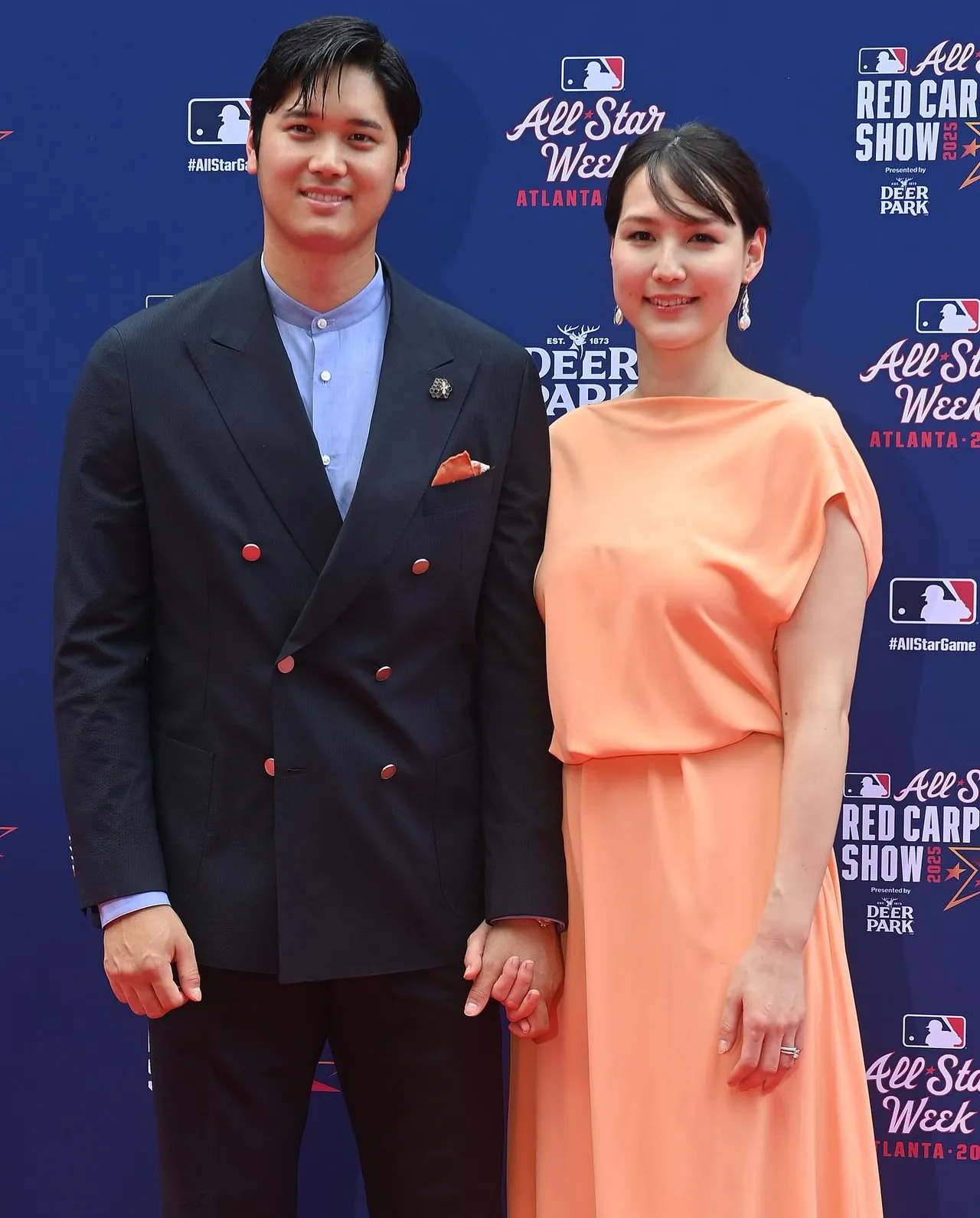 大谷翔平特意挑选了与老婆蜜桃色礼服相呼应的粉橘色口袋巾,服装细节充满爱意。品牌提供