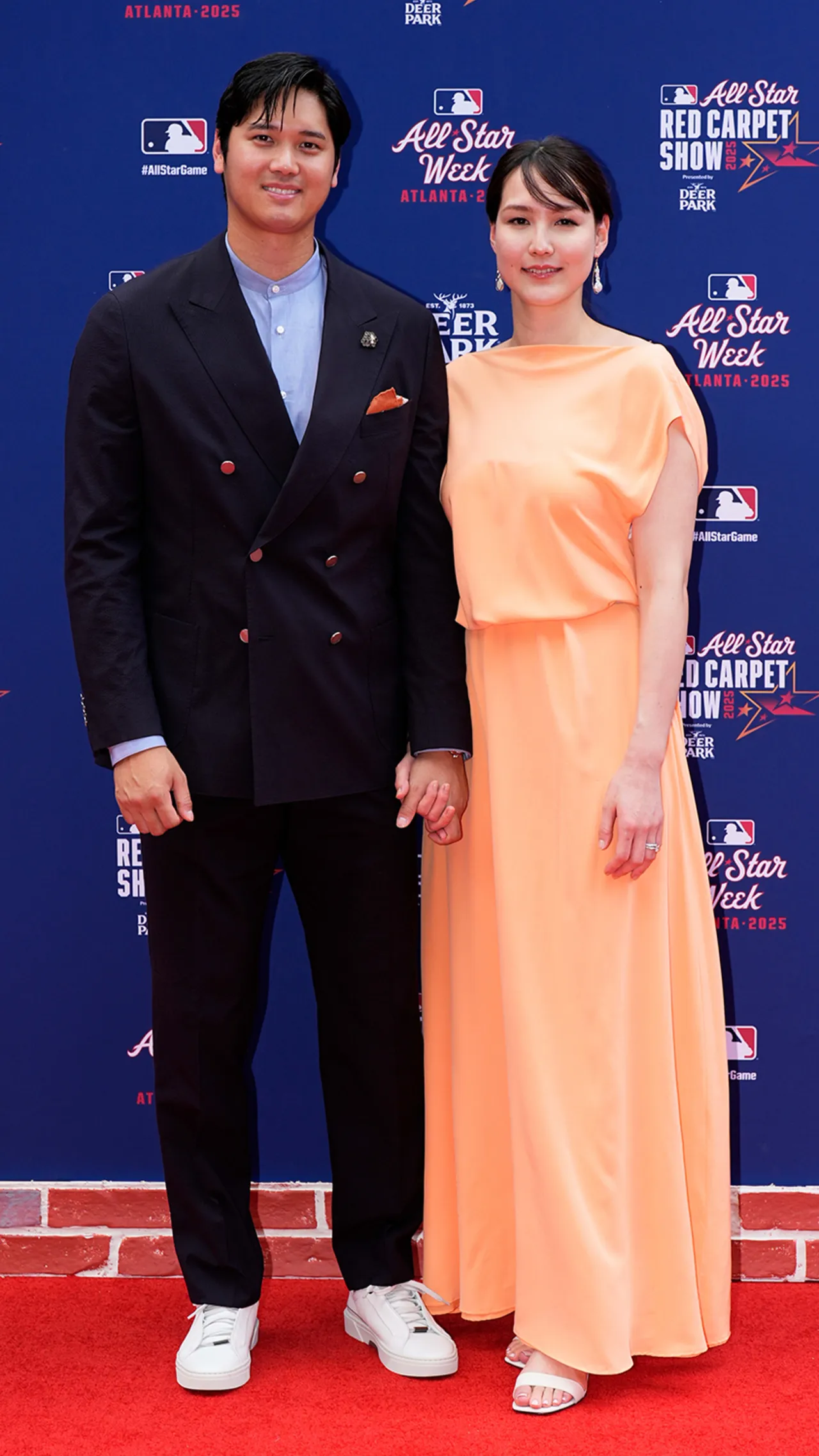 大谷翔平(左)今年再度换上BOSS西装走上红毯。品牌提供