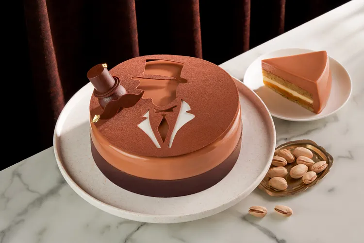 台北寒舍艾美酒店與寒居酒店攜手打造父親節限定「柚香仕紳」開心果巧克力蛋糕，8/6(含)前預購付款，獨享甜蜜優惠價1500元。寒舍集團提供