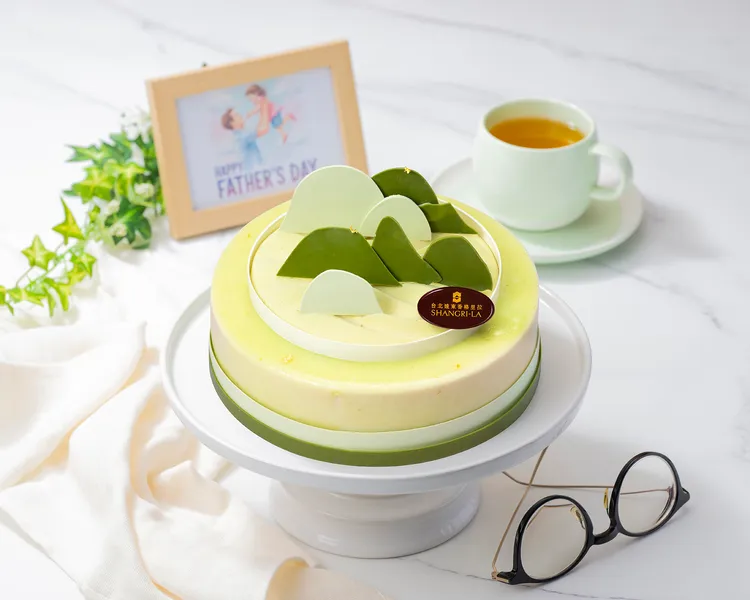 台北遠東香格里拉「爸」氣登峰蛋糕，以立體山巒象徵父親堅毅守護，檸檬海綿蛋糕搭配清新青蘋果黃瓜醬，風味清新。台北遠東香格里拉提供