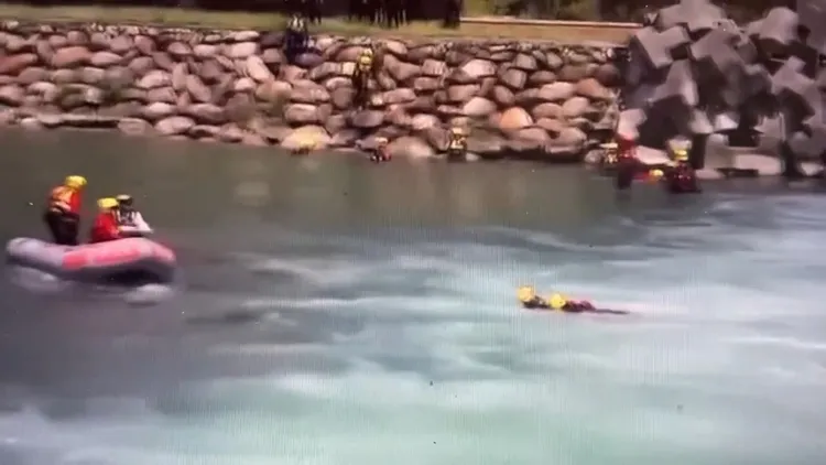 急流救援。翻攝中華海浪救生總會臉書