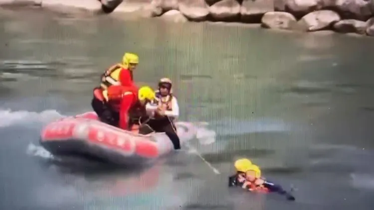 急流救援。翻攝中華海浪救生總會臉書