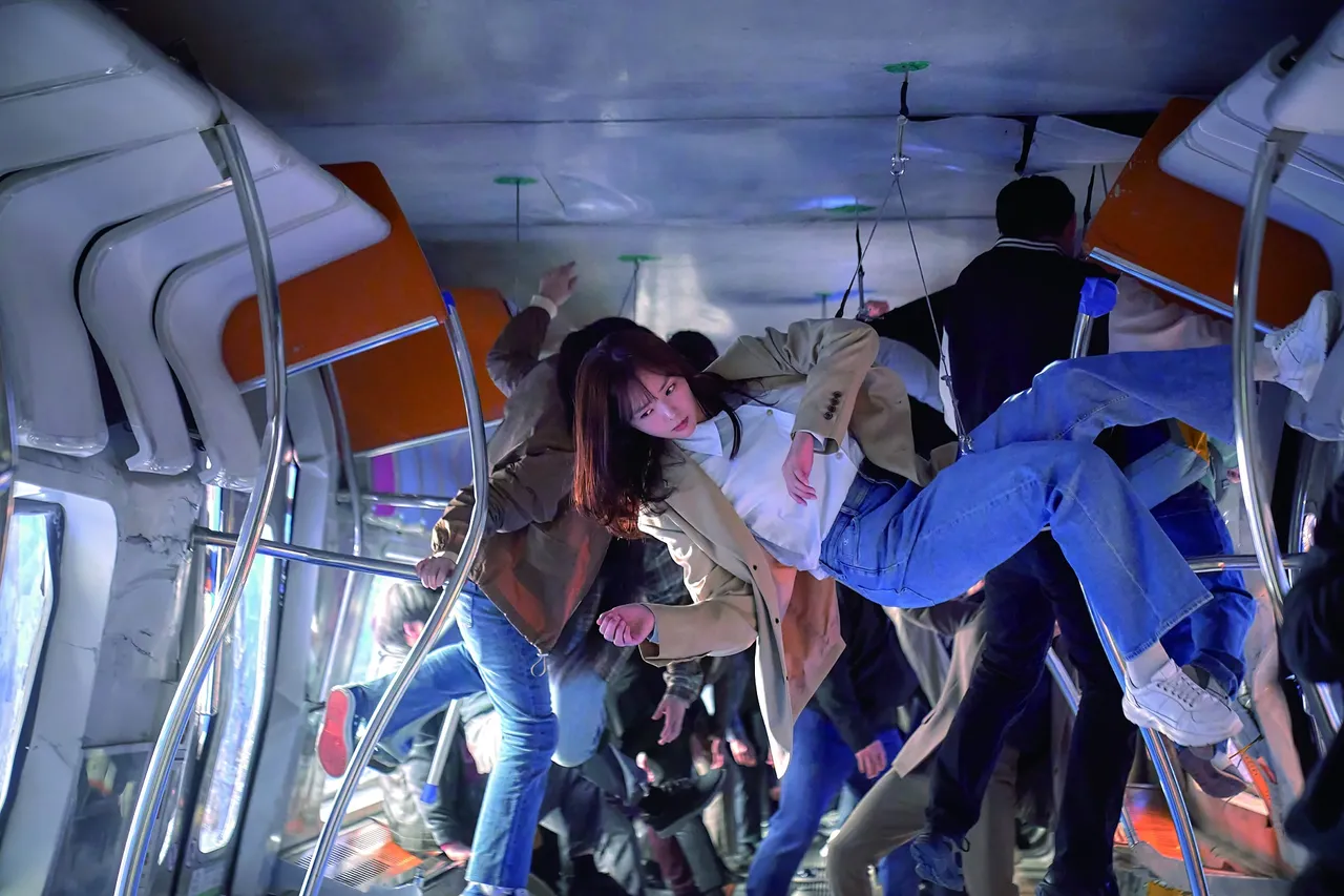蔡秀彬在地鐵車廂翻轉180度,美術團隊對道具設計下足苦心。采昌國際提供