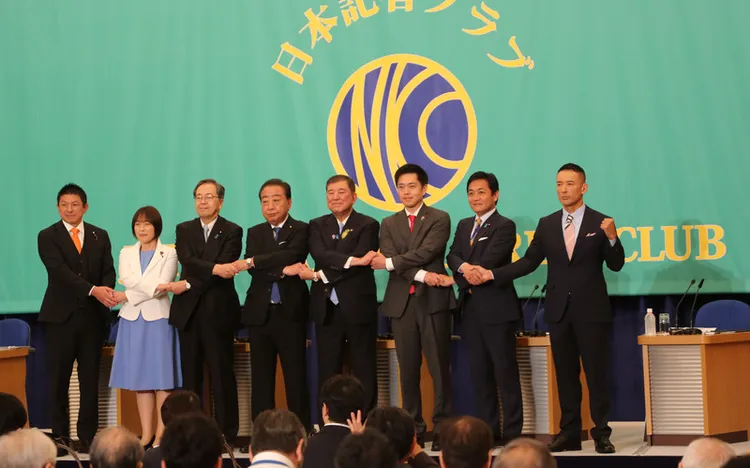 日本第27屆參議院選舉3日公告，20日投開票。這次選舉是248席參議院席次當中改選124席，加上有1席東京選區補選，總計要選125席。選戰最大焦點是因應物價飆漲等政見，圖為8大黨魁2日出席日本記者俱樂部主辦的黨魁辯論會。 中央社