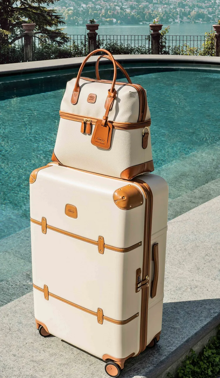 BRIC'S經典Bellagio系列箱款以白色拼接焦糖皮革展現復古感。品牌提供