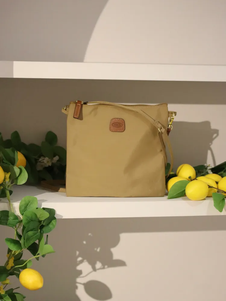 活動期間內享用聯名下午茶，即可獲得限量BRIC'S X-Collection側背包。品牌提供