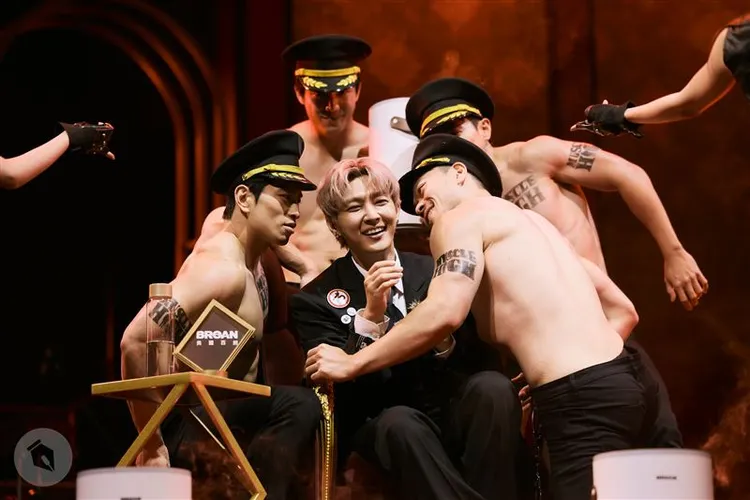 炎亞綸由猛男秀裸上身助陣上場。薩泰爾娛樂提供