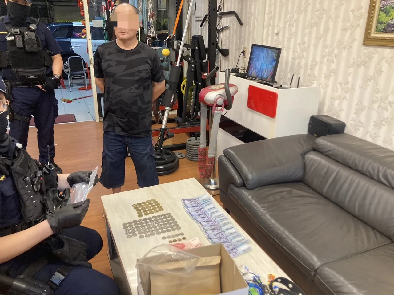 中坜警方才刚查获色情按摩,又在距离不到100公尺处,再查获另间养生馆也「半套服务」。翻摄画面