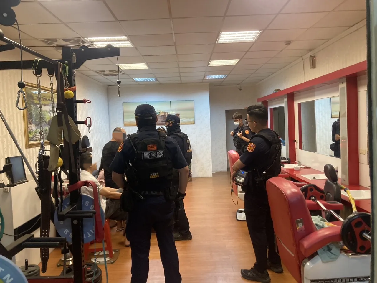 中坜警方才刚查获色情按摩,又在距离不到100公尺处,再查获另间养生馆也「半套服务」。翻摄画面