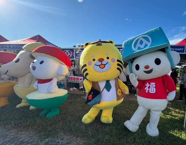 吉祥物福利熊（右起1）、水果探險隊以及虎利（右起2）一同現身鹿野高台。全聯提供