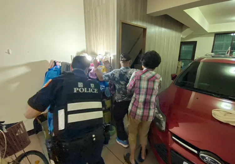 警員護送老翁平安返家。平鎮警分局提供