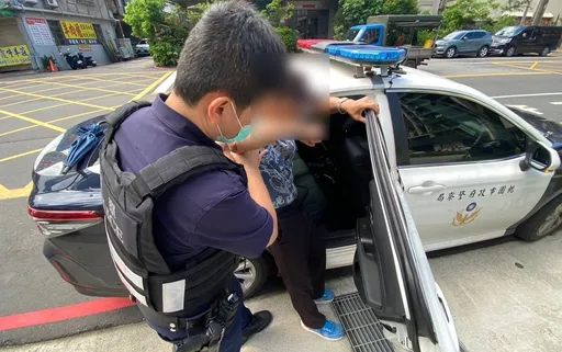老翁投票后迷途!体力不支瘫坐路边 平镇警民合作协助返家