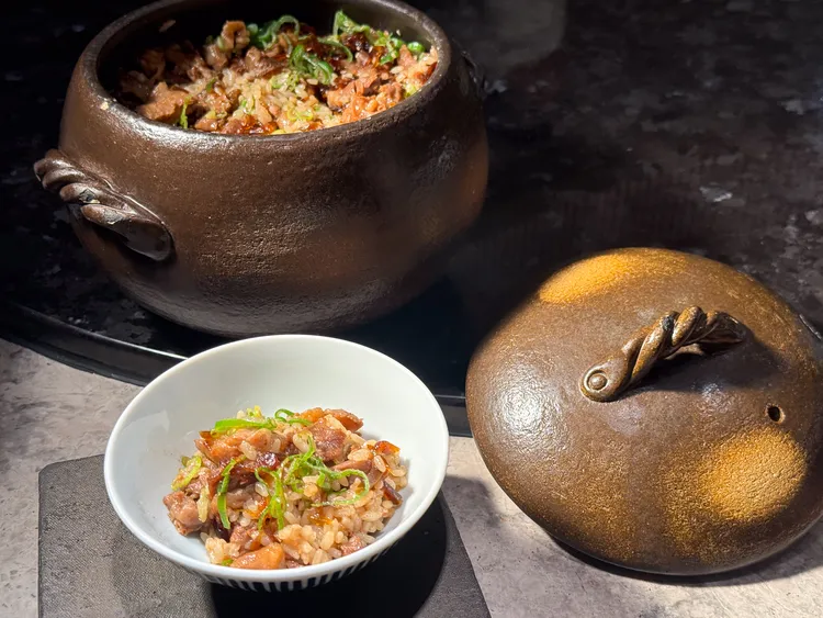 現炊的「七星米」釜飯帶著滿滿蔥香與膠糯牛筋亮相，是整場套餐最豐饒的款待。豊漁餐飲集團提供