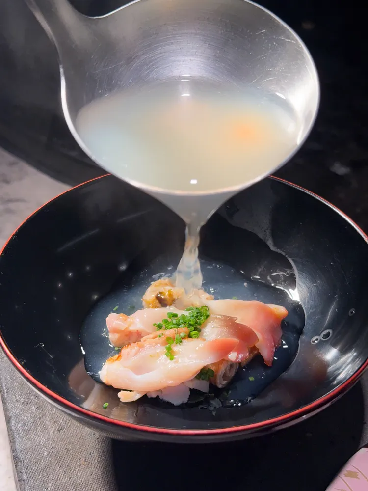 「北寄貝」沖上帶點蒜香的高湯，雖在餐期尾聲，仍符合夏季的滋補元氣精神。豊漁餐飲集團提供