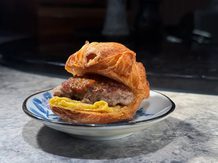 初魚鉄板料亭的招牌款待「起酥泡芙」內夾歐姆蛋與黑毛和牛漢堡排，吃再飽都難抵它的酥香誘惑。豊漁餐飲集團提供