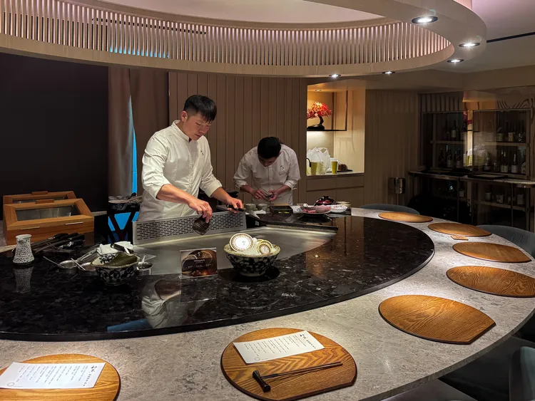 藏身民生社區的「初魚鉄板料亭 民生店」有如職人的華麗舞台，帶來高端的精湛鐵板秀。豊漁餐飲集團提供