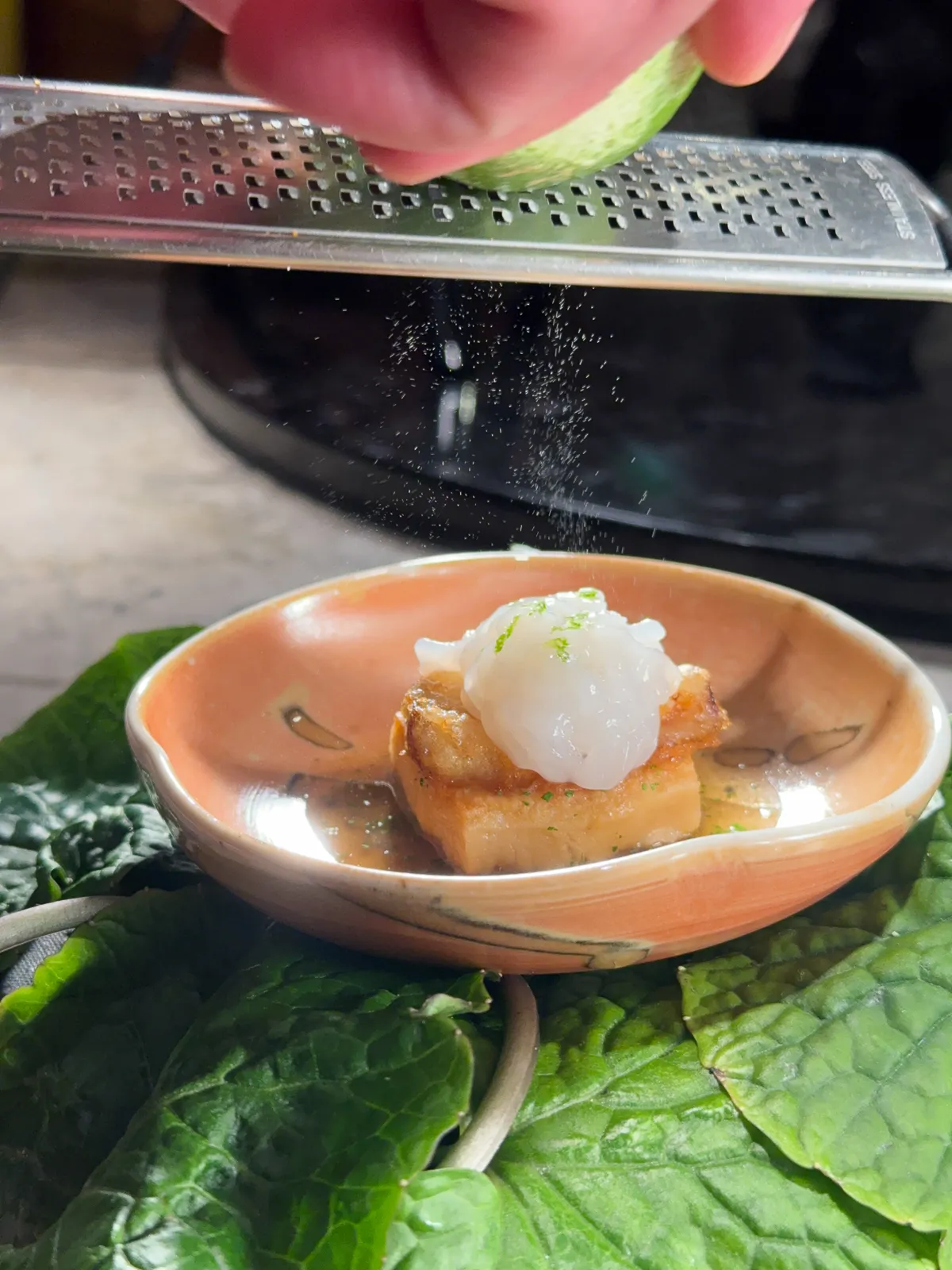 如白玉嫩甜的「障泥乌贼」衬上胡麻豆腐与油煎无花果,山葵叶与青柠皮的清新相当点睛。豊渔餐饮集团提供