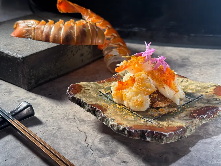 脆甜的「龍蝦」搭配現刨烏魚子、如風乾蕃茄般甜美的黃金莓味噌，紫嬌花帶出炸裂香氣。豊漁餐飲集團提供