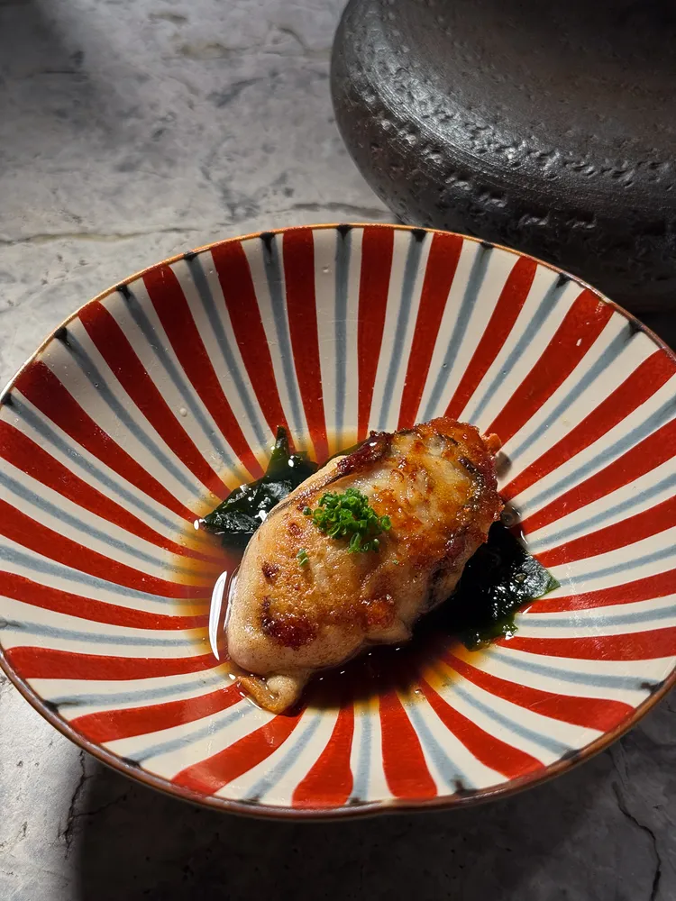 碩大肥嫩的「牡蠣」煎香後搭配若布、刀切檸檬汁，讓海潮鮮甜更上層樓。豊漁餐飲集團提供