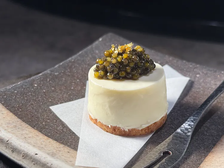 期間限定的「魚子醬十勝起司蛋糕」以亞洲獨家的黃寶石魚子醬搭配十勝奶油乳酪，成為最奢華的結尾。豊漁餐飲集團提供